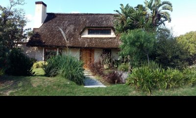Simpático quincho en alquiler y venta con vista al mar