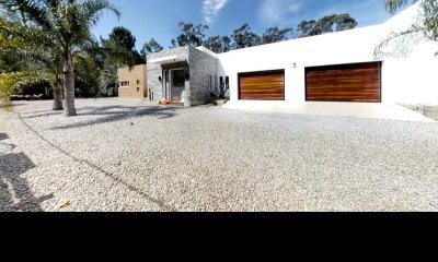 Moderna casa en el bosque cerca del mar.