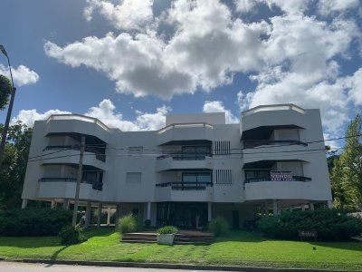 Vende apartamento de 2 dormitorios en playa mansa, Punta del Este