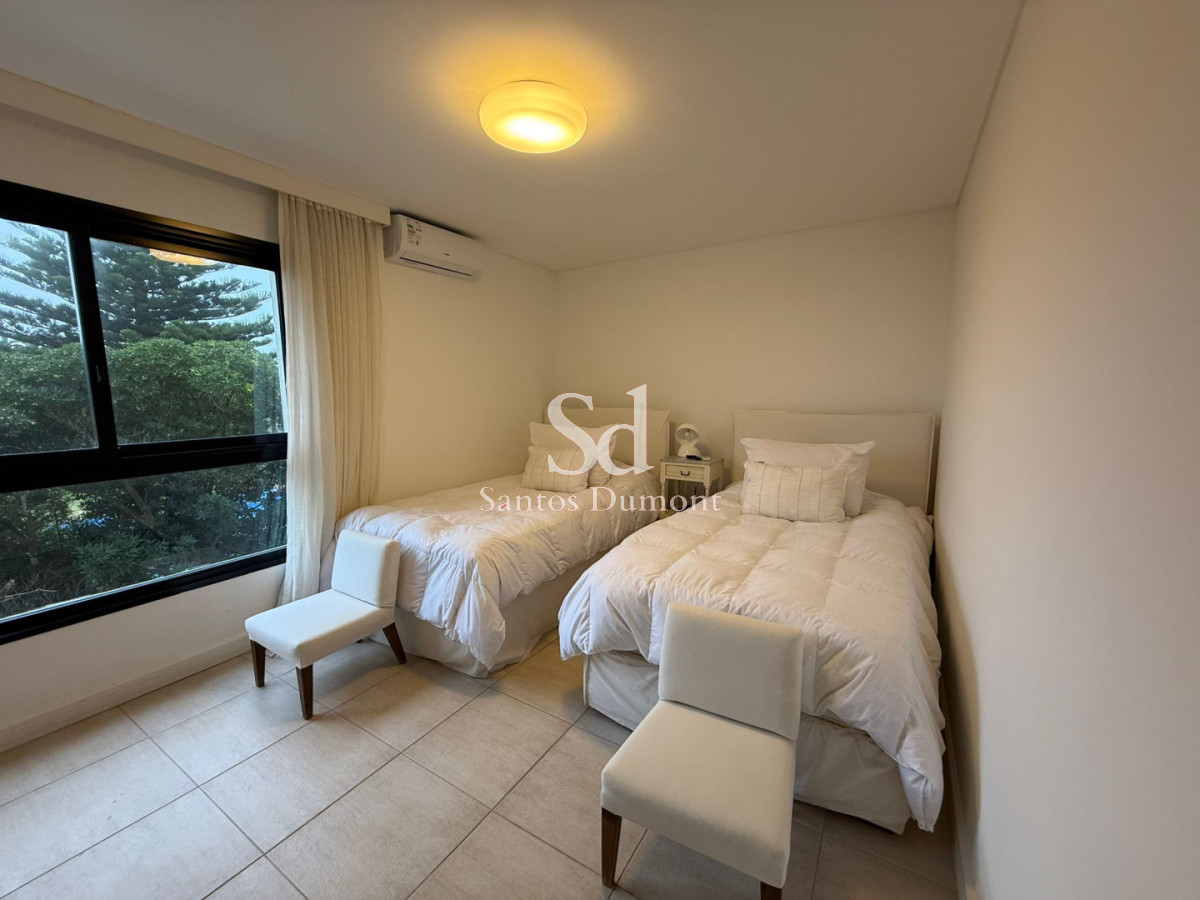 Apartamento ID.8806 - Apartamento en venta 3 dormitorios en suite más dependencia de servicio completo, Punta del Este, Playa Brava