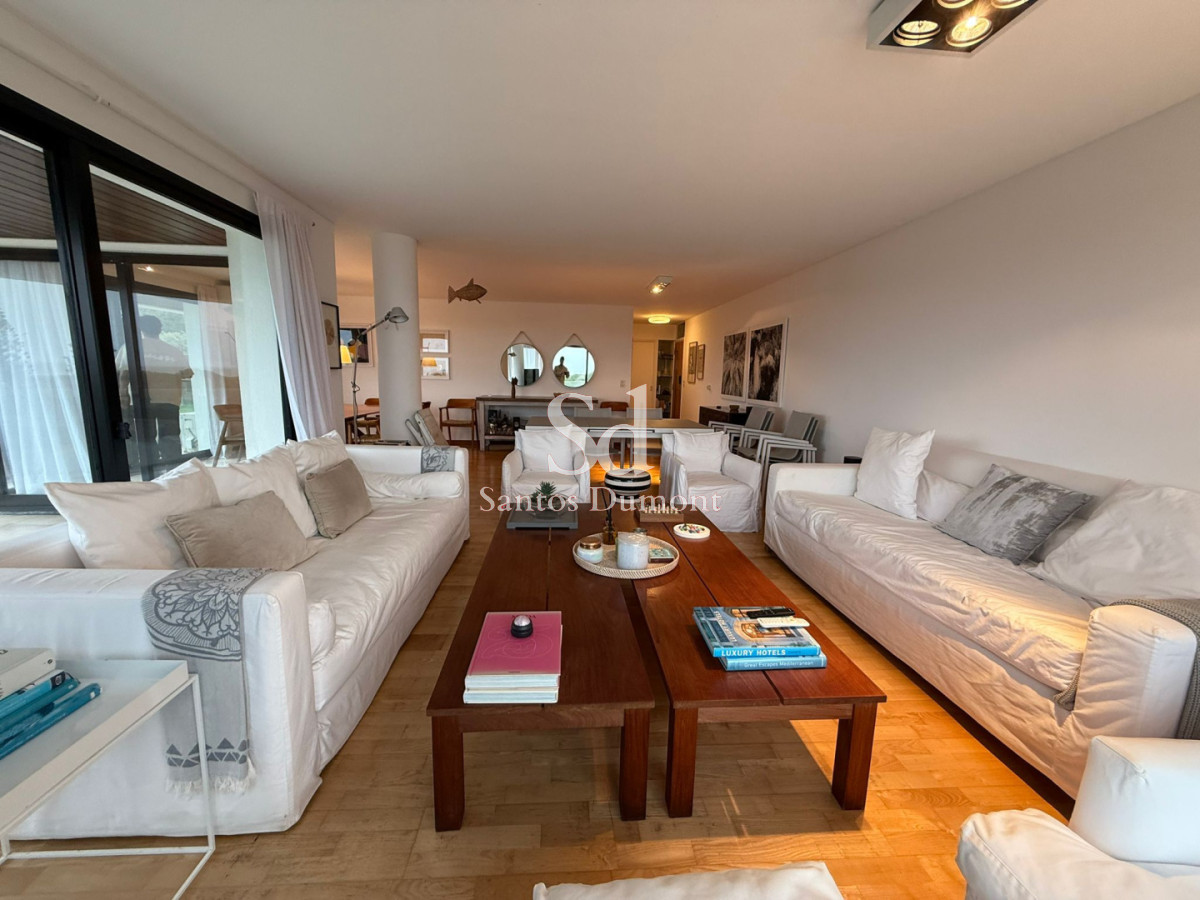 Apartamento ID.8806 - Apartamento en venta 3 dormitorios en suite más dependencia de servicio completo, Punta del Este, Playa Brava