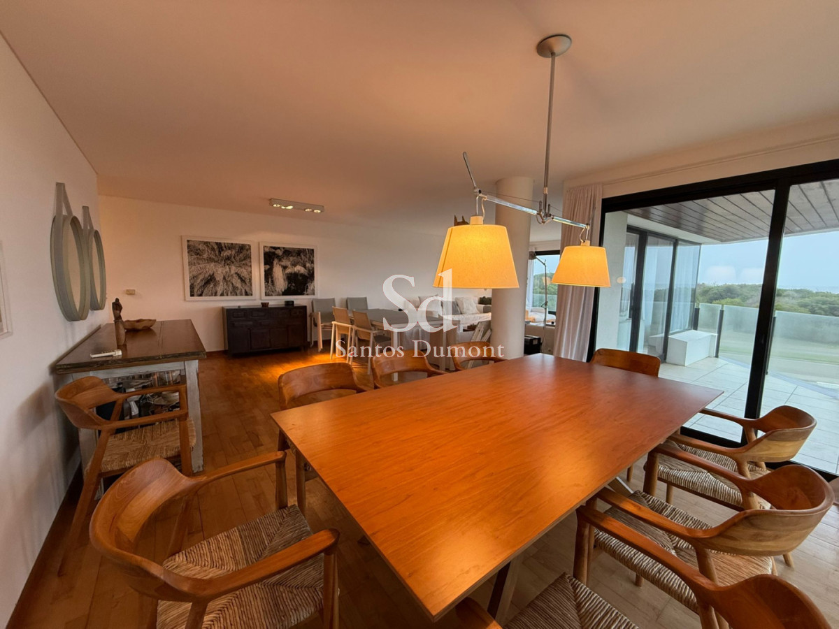Apartamento ID.8806 - Apartamento en venta 3 dormitorios en suite más dependencia de servicio completo, Punta del Este, Playa Brava