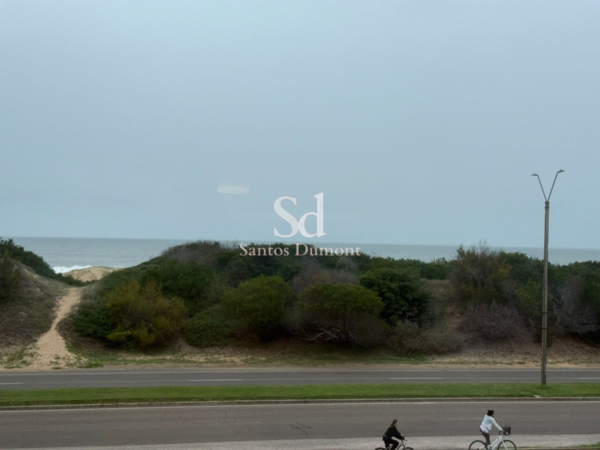 Apartamento ID.8806 - Apartamento en venta 3 dormitorios en suite más dependencia de servicio completo, Punta del Este, Playa Brava