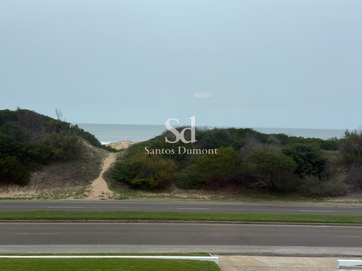 Apartamento ID.8806 - Apartamento en venta 3 dormitorios en suite más dependencia de servicio completo, Punta del Este, Playa Brava