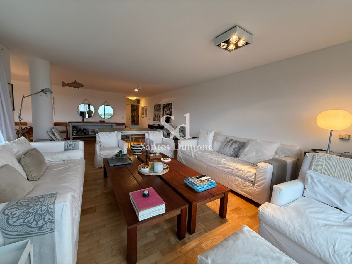 Apartamento ID.8806 - Apartamento en venta 3 dormitorios en suite más dependencia de servicio completo, Punta del Este, Playa Brava