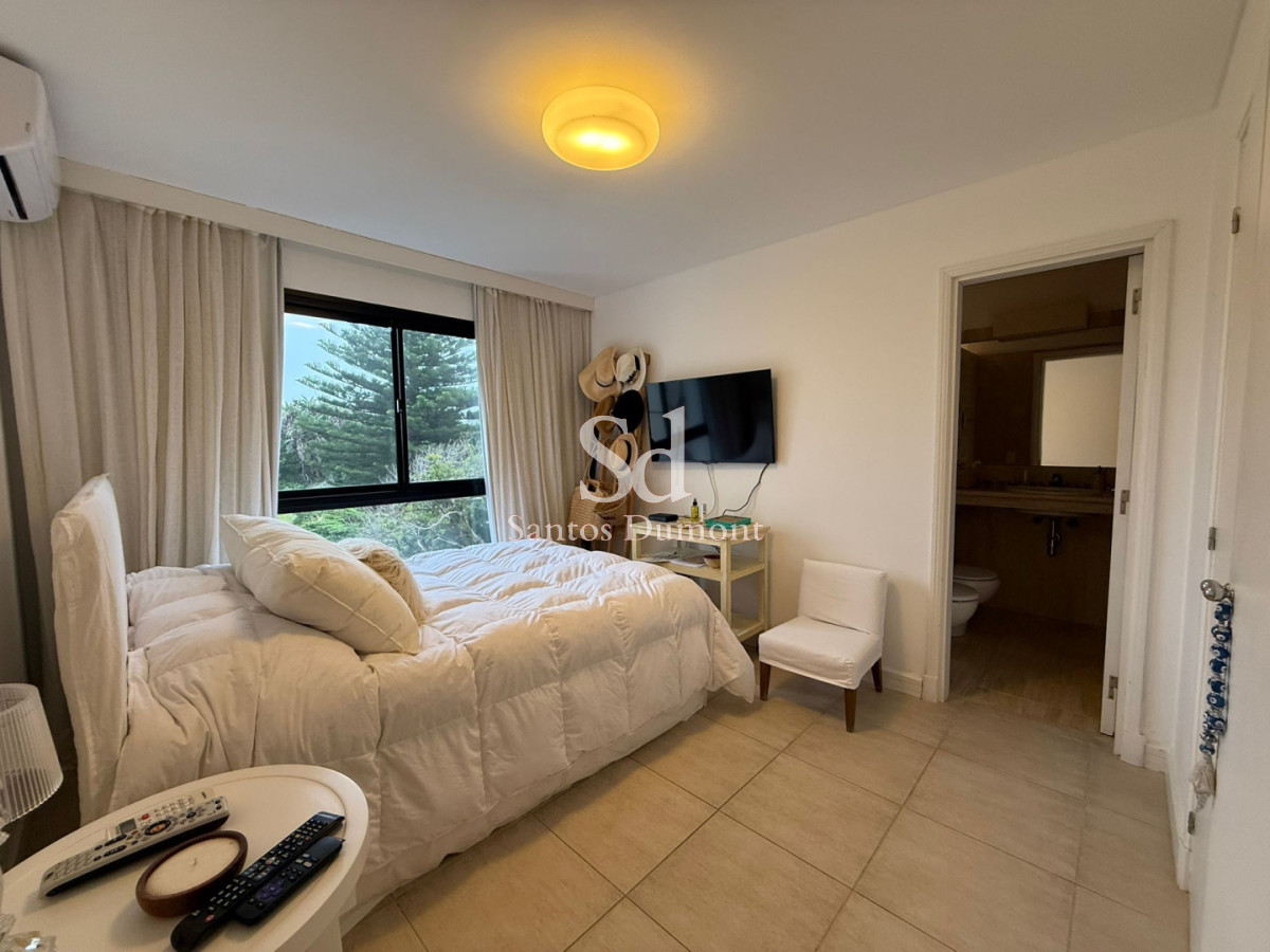 Apartamento ID.8806 - Apartamento en venta 3 dormitorios en suite más dependencia de servicio completo, Punta del Este, Playa Brava