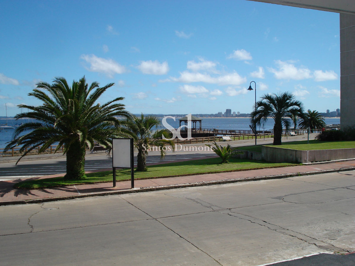 Apartamento ID.8575 - Venta Apartamento Semipiso de 4 dormitorios + servicio completo Punta del Este