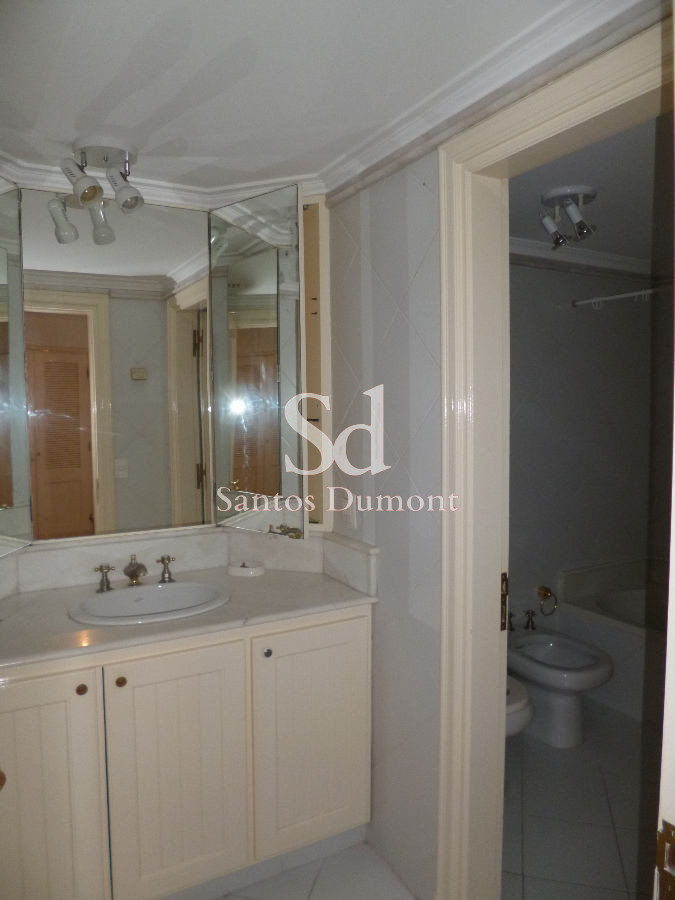 Apartamento ID.8575 - Venta Apartamento Semipiso de 4 dormitorios + servicio completo Punta del Este