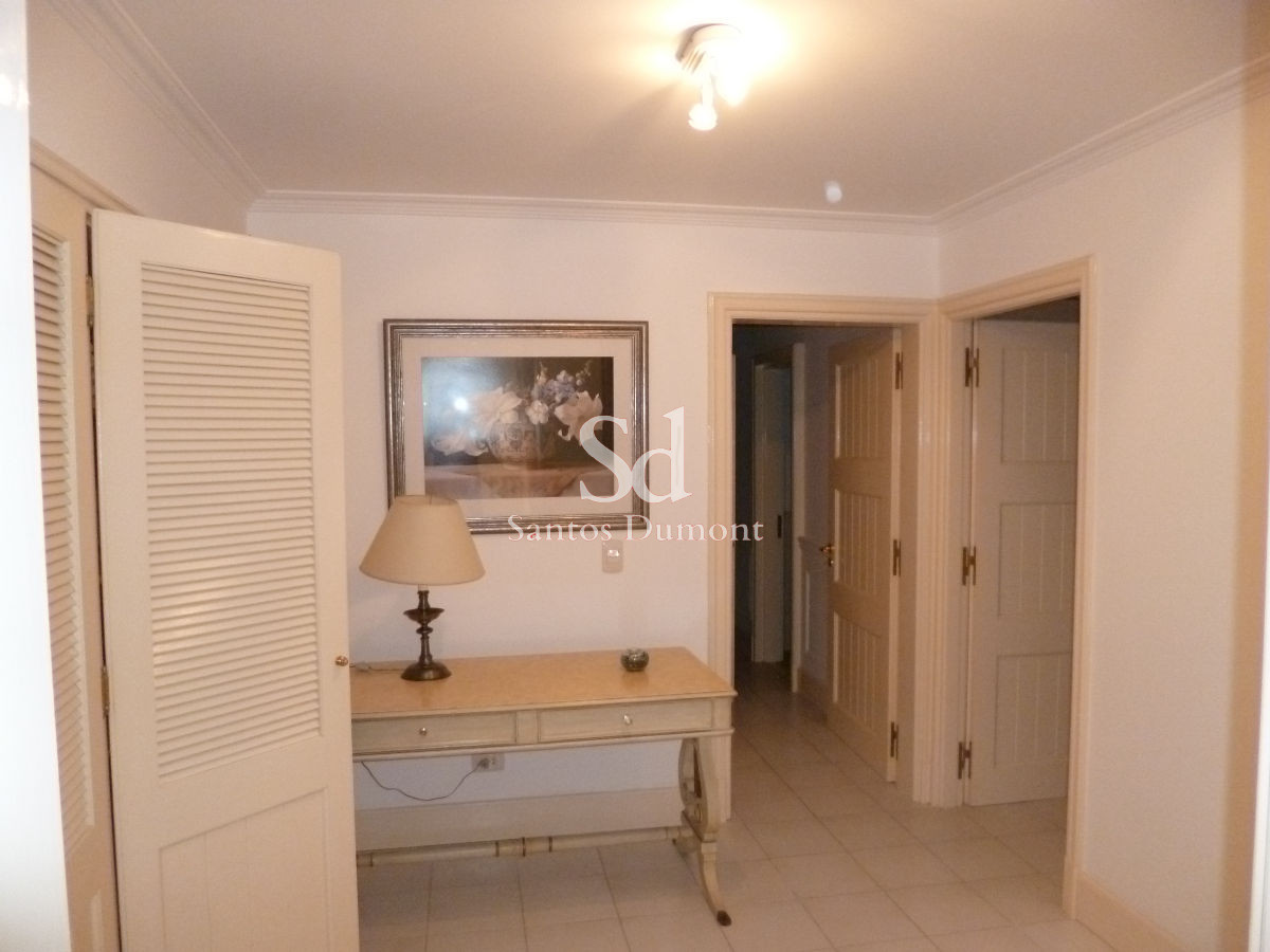 Apartamento ID.8575 - Venta Apartamento Semipiso de 4 dormitorios + servicio completo Punta del Este