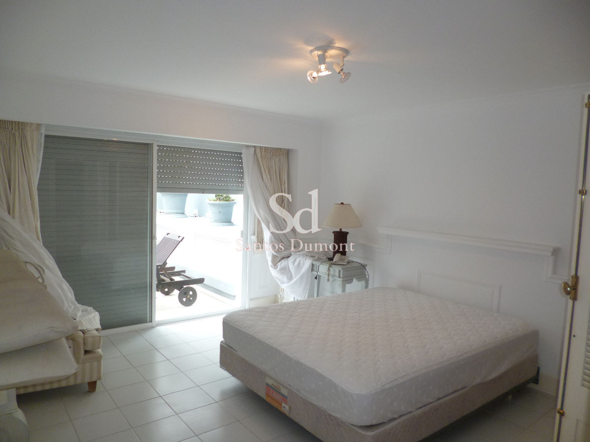 Apartamento ID.8575 - Venta Apartamento Semipiso de 4 dormitorios + servicio completo Punta del Este