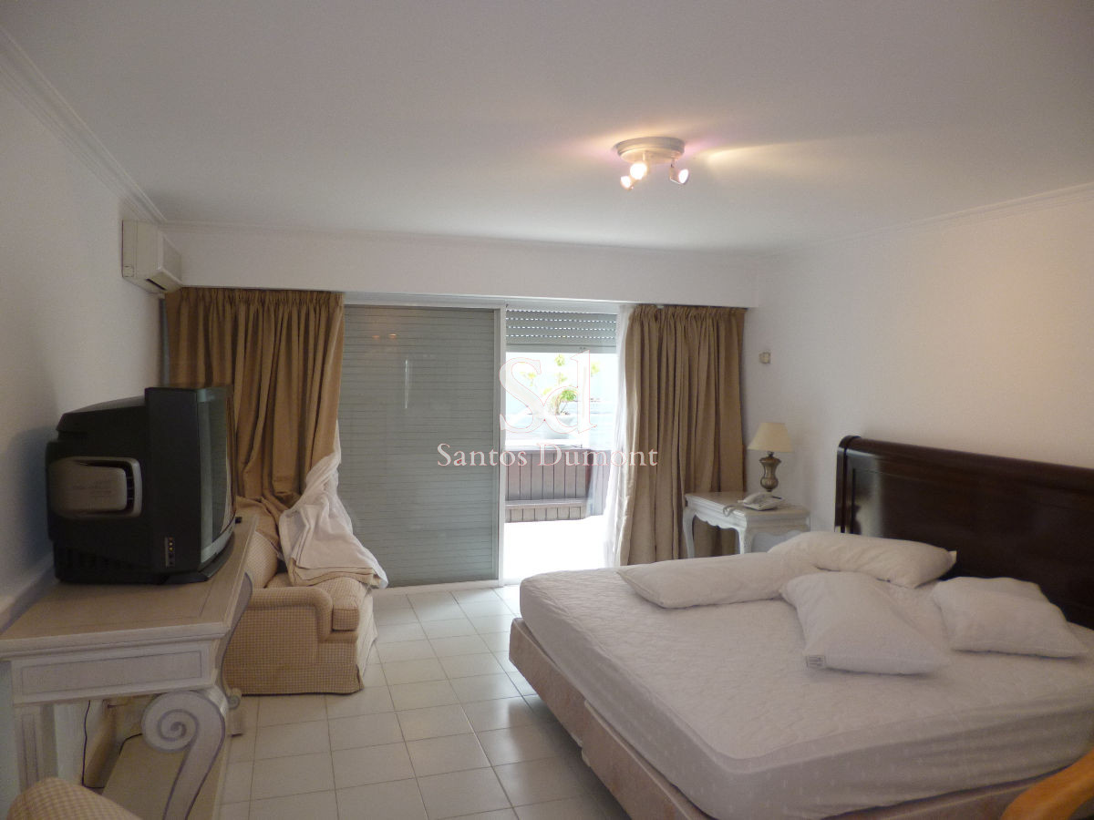 Apartamento ID.8575 - Venta Apartamento Semipiso de 4 dormitorios + servicio completo Punta del Este