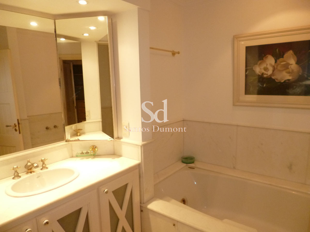 Apartamento ID.8575 - Venta Apartamento Semipiso de 4 dormitorios + servicio completo Punta del Este