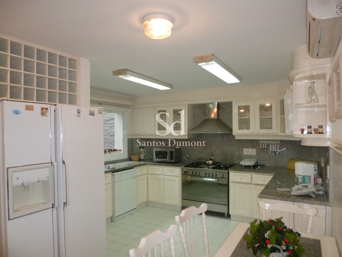 Apartamento ID.8575 - Venta Apartamento Semipiso de 4 dormitorios + servicio completo Punta del Este