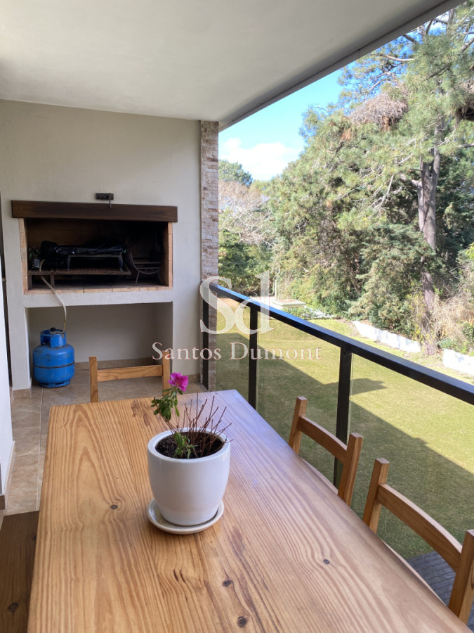 Apartamento ID.25790 - Venta Apartamento 2 dormitorios Punta del Este, con terraza y parrillero