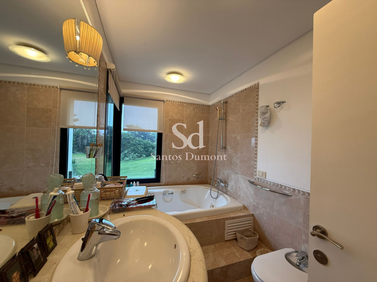 Apartamento ID.8806 - Apartamento en venta 3 dormitorios en suite más dependencia de servicio completo, Punta del Este, Playa Brava