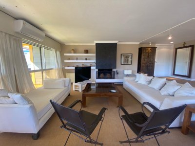 Venta Apartamento 2 dormitorios + servicio completo Península Punta del Este