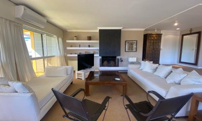 Venta Apartamento 2 dormitorios + servicio completo Península Punta del Este