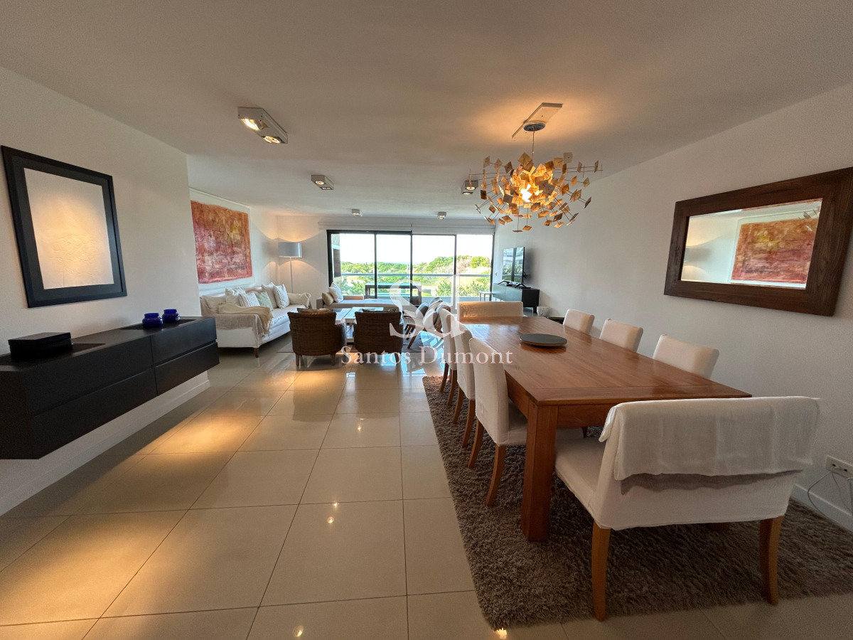  Tu Refugio de Lujo en Brava - Punta del Este

Descubre la elegancia y el confort en este exclusivo apartamento ubicado en la codiciada zona de Rincón del Indio, Punta del Este. Con una orientación Este que te regala amaneceres espectaculares, esta unidad de 3 dormitorios y 3 baños, todos en suite, es el espacio ideal para disfrutar de la vida costera con la máxima privacidad y comodidad.

La cocina, completamente definida, se integra perfectamente con un amplio living comedor, creando un ambiente perfecto para compartir momentos inolvidables con familia y amigos. Además, contarás con servicios de mucamas y playa, asegurando que cada día sea una experiencia de relajación y placer.

Disfruta de las instalaciones de primer nivel, que incluyen una piscina climatizada y un sauna, perfectos para relajarte después de un día de sol y mar. 

No dejes pasar la oportunidad de vivir en uno de los destinos más exclusivos de la región. Para más información, consulta con nuestros asesores y comienza a escribir tu nueva historia en Punta del Este.