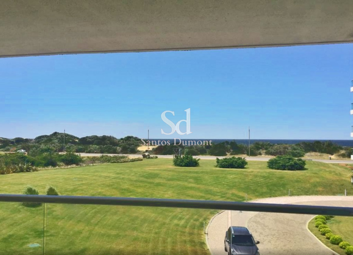 Un Apartamento que lo Tiene Todo

Descubre la elegancia y el confort en este espectacular apartamento de 2 dormitorios y 3 baños, ubicado en la codiciada zona de Brava, Punta del Este. Con un diseño moderno y funcional, esta unidad cuenta con 2 suites que brindan privacidad y comodidad, ideal para disfrutar de momentos inolvidables con familia y amigos.

La cocina semi-integrada se conecta armoniosamente con el amplio living comedor con vista al Mar, creando un espacio perfecto para compartir y disfrutar. Con una superficie total de 165 m², cada rincón de este hogar está pensado para ofrecerte la mejor calidad de vida.

Pero eso no es todo. Este exclusivo edificio te ofrece una variedad de amenities que elevarán tu estilo de vida: un gimnasio completamente equipado, sala de lectura, playroom y sala de adolescentes, y canchas de tenis. Para los amantes del golf, contarás con una cancha a tu disposición, así como una piscina abierta climatizada para disfrutar durante todo el año.

Y para que tu experiencia sea aún más placentera, el servicio de playa y las cocheras de cortesía están incluidos, asegurando que cada día en tu nuevo hogar sea una verdadera escapada.

Consulta con nuestros asesores.