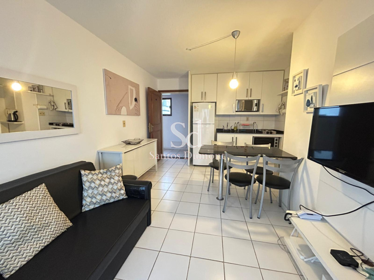  Tu Refugio en la Elegancia de la Península

Descubre este encantador apartamento en la codiciada Península de Punta del Este, donde la comodidad y el estilo se fusionan en un espacio ideal para disfrutar de la vida costera. 

Este luminoso apartamento cuenta con 2 dormitorios, 2 baños (incluyendo una suite), y una cocina integrada que se abre a un acogedor living comedor, perfecto para compartir momentos inolvidables con familia y amigos. Con una superficie total de 68 m², cada rincón ha sido diseñado para maximizar el confort y la funcionalidad.

No dejes pasar la oportunidad de vivir en uno de los destinos más deseados de la costa uruguaya. ¡Consulta con nuestros asesores y da el primer paso hacia tu nuevo hogar en Punta del Este!