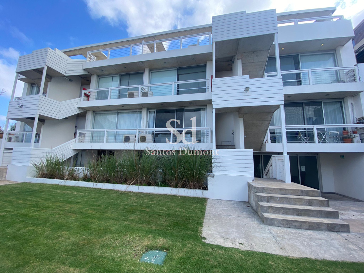 Hermoso apartamento 
Ubicado en complejo a 100 mts del Mar.

Living-comedor. 2 Dormitorios, 1 baño, cocina integrada con Barra.

Lindo patio, cochera y baulera.

70mts2 aprox. en total.

El complejo cuenta con portería 24hs y con 1 habitación de servicio de uso compartido.

Por mas información, consulte con nuestros asesores.