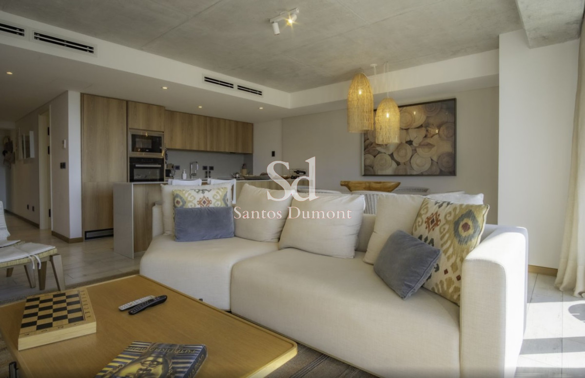 Elegancia y Comodidad a Pasos del Mar

Descubre este exclusivo apartamento en la codiciada zona de Playa Brava, Punta del Este, a tan solo 200 metros de la playa. Este luminoso y moderno espacio de 1 dormitorio y 2 baños, que incluye una suite, es ideal para quienes buscan un estilo de vida relajado y sofisticado.

Con una superficie total de 115 m², este apartamento cuenta con una cocina integrada que se conecta armoniosamente con el living-comedor, creando un ambiente perfecto con hermosas vistas y salida al balcón. 
Además, podrás deleitarte con los servicios de mucamas, sauna y una refrescante piscina, que complementan la experiencia de vivir en este exclusivo complejo con amenities de lujo.
Losa radiante, Aire acondicionado central y garaje.

No dejes pasar la oportunidad de hacer de este apartamento tu nuevo hogar o tu refugio vacacional. 
Consulta con nuestros asesores.