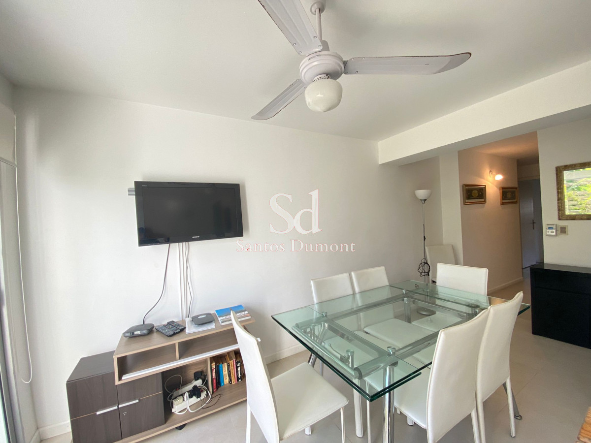 Hermoso departamento con 3 dormitorios. 

Living comedor ,cocina muy bien equipada. 
Cuenta con servicio de mucama, recepción, estacionamiento y pileta.

100m2 aprox,.

Consulte con nuestros asesores.