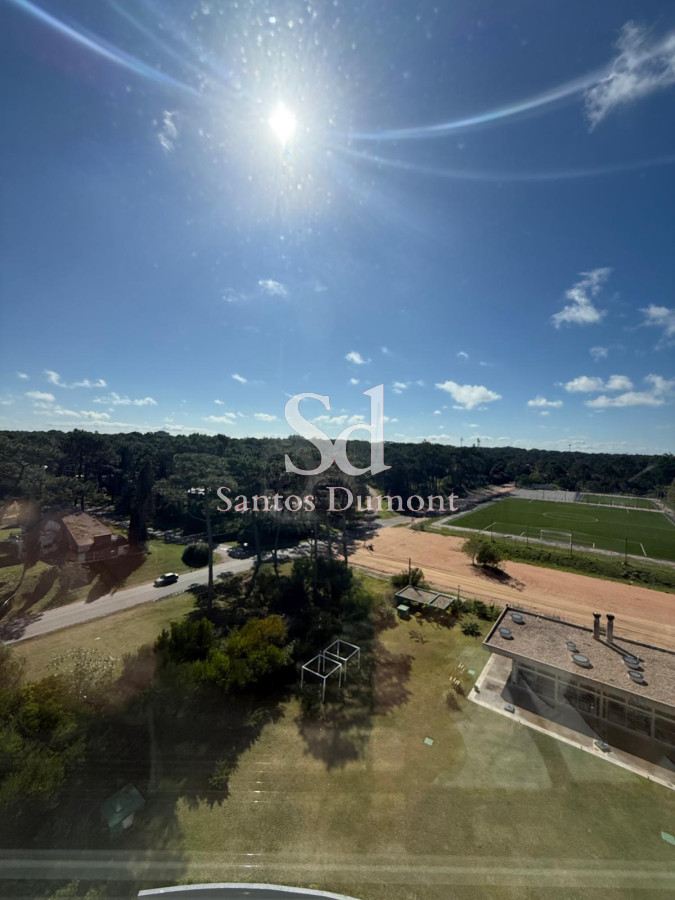 **Tu Refugio en Brava: Elegancia y Comodidad a Pasos del Mar**

Descubre este exclusivo apartamento en la codiciada zona de Brava, Punta del Este, a tan solo 300 metros de la playa. Con una orientación Este que te permitirá disfrutar de luminosos amaneceres, esta unidad de 170 m² es el espacio ideal para vivir momentos inolvidables.

Con 3 amplios dormitorios, 4 baños (3 de ellos en suite), y un diseño que prioriza la comodidad y el estilo, este apartamento es perfecto para familias o para quienes buscan un refugio de descanso. La cocina definida se integra a un luminoso living-comedor, creando un ambiente acogedor y funcional.

Los amenities son un verdadero lujo: relájate en el sauna, mantente activo en la cancha multideportiva o en el gimnasio, y disfruta de la piscina abierta y el solarium. Además, el complejo cuenta con un salón de usos múltiples, jardines parquizados, barbacoa, sala de juegos y un playroom para los más pequeños. Todo esto, acompañado de servicios de mucamas y playa, para que tu única preocupación sea disfrutar.

No dejes pasar la oportunidad de vivir en uno de los destinos más exclusivos de la costa uruguaya. Consulta con nuestros asesores y descubre cómo este apartamento puede convertirse en tu nuevo hogar.
