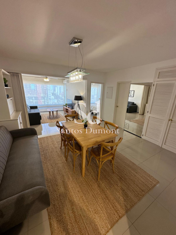  Vive el Encanto de la Península: Tu Refugio Frente al Mar

Descubre la oportunidad de vivir en uno de los destinos más emblemáticos de la costa uruguaya. Este acogedor apartamento de 1 dormitorio y medio, 1 baño, ubicado a solo 100 metros del mar, te ofrece la combinación perfecta de comodidad y estilo en el corazón de Punta del Este.

Con un diseño funcional que integra cocina, living y comedor, este espacio se convierte en el escenario ideal para disfrutar de momentos inolvidables. Equipado con todas las comodidades necesarias, cada rincón de tu nuevo hogar está pensado para tu bienestar.

Además, podrás disfrutar de una variedad de amenities que enriquecen tu experiencia: recepción, gimnasio, sala de lectura, Wi-Fi y servicio de mucamas, todo con la seguridad y tranquilidad que brinda un servicio de vigilancia y mantenimiento constante. Y para aquellos días de playa, contamos con servicio de playa para que tu única preocupación sea relajarte y disfrutar.

No dejes pasar la oportunidad de vivir en un lugar donde el mar y la naturaleza se encuentran a tu alcance. Consulta con nuestros asesores y da el primer paso hacia tu nuevo hogar en la Península. ¡Te esperamos!