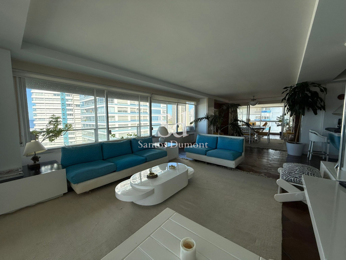 **Tu Refugio en la Brava: Elegancia y Comodidad en Punta del Este**

Descubre este exclusivo apartamento en la codiciada zona de Brava, Punta del Este, donde el lujo se encuentra con la funcionalidad. Con una generosa superficie de 211 m², esta unidad de 4 dormitorios y 4 baños, que incluye 2 suites, es el espacio ideal para disfrutar de momentos inolvidables con familia y amigos.

La cocina, completamente definida, se integra perfectamente con un amplio living y comedor, creando un ambiente acogedor y luminoso. Además, cuenta con servicio de mucamas y servicio de playa, para que tu única preocupación sea disfrutar del sol y el mar.

Relájate en la piscina del edificio, un espacio pensado para el esparcimiento y la diversión.

No dejes pasar la oportunidad de vivir en uno de los destinos más deseados de la costa uruguaya. Consulta con nuestros asesores y descubre cómo este apartamento puede convertirse en tu nuevo hogar o en la inversión de tus sueños. ¡Te esperamos!