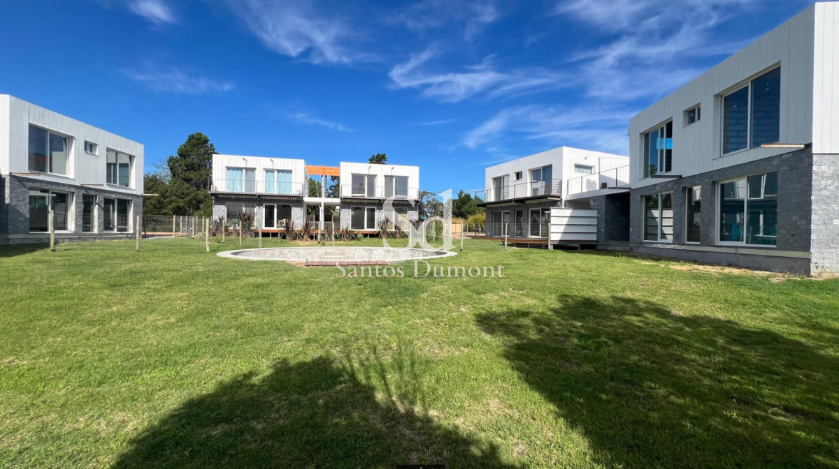 Excelente casa A ESTRENAR
En dos plantas, amplios espacios comunes en planta baja, cocina integrada, muy moderna e iluminada, amplio living  comedor y toilette (con ducha). Tiene un acceso al parrillero que cuenta con una amplia terraza, y un jardín propio que da a la piscina del complejo, con un diseño moderno que permite privacidad para cada una de las 6 casas que conforman The Sun Village. 

En planta alta, se encuentran los dormitorios, uno de los cuales es en suite, orientación norte, con su balcón. Y los otros dos dormitorios comparten 1 baño; una terraza amplia mas independiente. 

La propiedad se destaca por su equipamiento de primer nivel: planteada para uso todo el año, cuenta con una estufa a pellets automática, con salida para que todos los ambientes reciban calefacción; a esto se suman las aberturas de PVC con doble vidrio, lo que permite aislación térmica y acústica. Las terminaciones de la carpintería son de primer nivel; alturas de puertas piso a techo (2,4 mts); granito en mesada cocina y porcelanato baños, hacen de esta propiedad una oportunidad para disfrutar TODO EL AÑO.

EXCELENTE VALOR DE VENTA: U$S 300.000 SIN MUEBLES.
Con muebles y equipada U$S 315.000.

Consulte con nuestros asesores.
