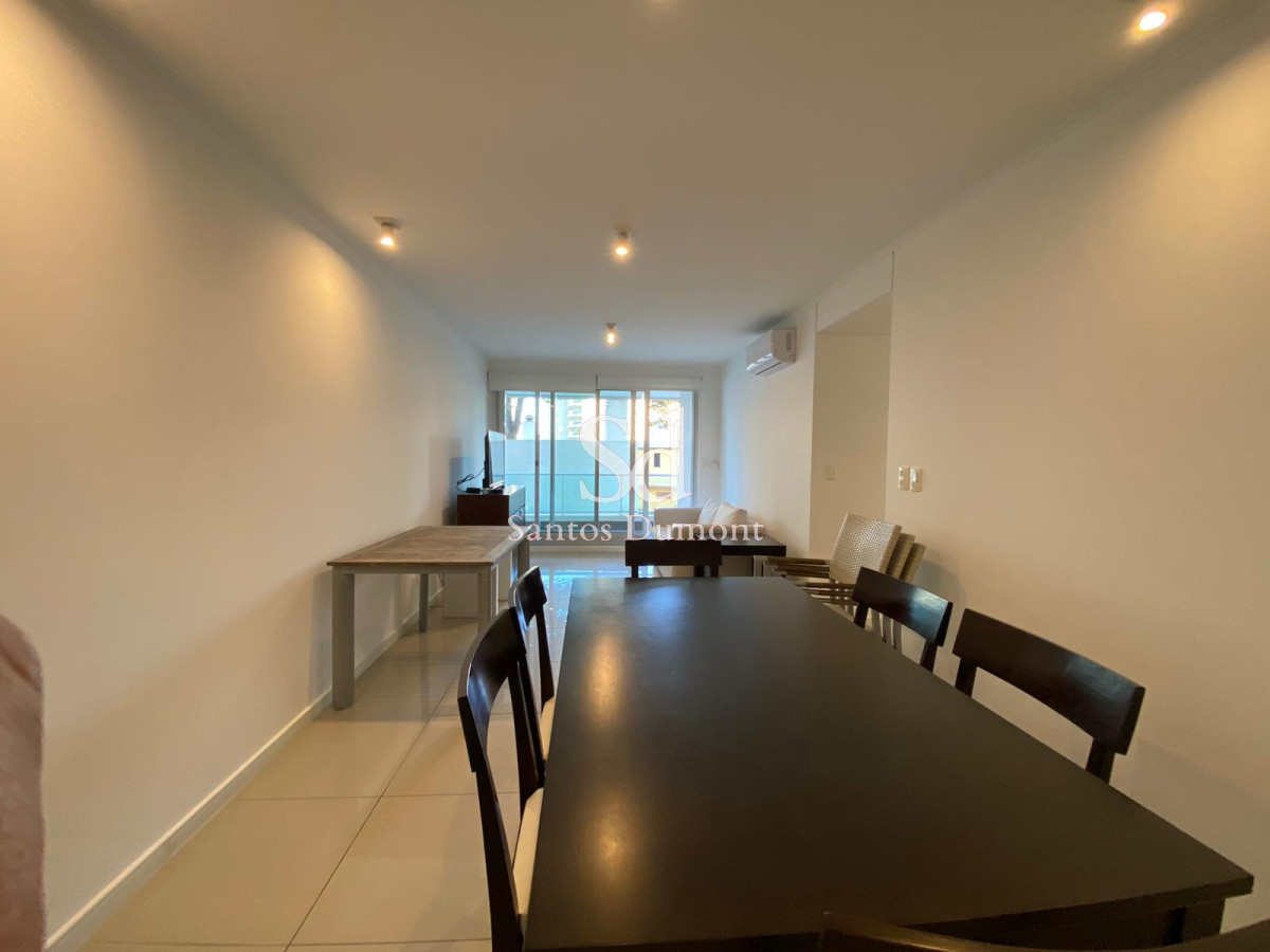 **Tu Refugio en Punta del Este: Elegancia y Comodidad en Aidy Grill**

Descubre la oportunidad de vivir en uno de los destinos más exclusivos de la costa uruguaya. Este encantador apartamento de 2 dormitorios y 2 baños, incluyendo una suite, te ofrece un espacio ideal para disfrutar de la tranquilidad y el confort que mereces.

Con una superficie propia de 80 m², cada rincón de esta unidad ha sido diseñado para maximizar tu bienestar. La cocina definida se integra perfectamente con el luminoso living comedor, creando un ambiente acogedor y funcional. Además, contarás con servicios de mucamas que te permitirán disfrutar de tu tiempo libre sin preocupaciones.

Imagina relajarte en la piscina o revitalizarte en el sauna después de un día de playa. Este apartamento no solo es un hogar, sino un estilo de vida.

No dejes pasar esta oportunidad única. Consulta con nuestros asesores y da el primer paso hacia tu nuevo hogar en Aidy Grill, Punta del Este. ¡Te esperamos!