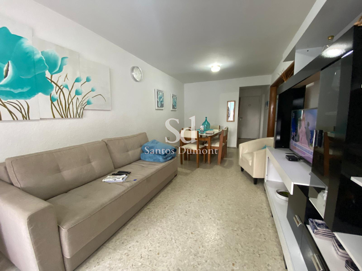 **Tu Refugio en la Península: Comodidad a Pasos del Mar**

Descubre este encantador apartamento de 2 dormitorios y 2 baños, ubicado en el corazón de la Península de Punta del Este. Con una superficie total de 65 m², esta unidad ofrece un diseño funcional y acogedor, ideal para disfrutar de la vida costera.

La cocina definida se integra perfectamente con el luminoso living-comedor, creando un espacio ideal para compartir momentos inolvidables con familiares y amigos. La suite principal garantiza privacidad y confort, mientras que el segundo dormitorio se adapta a tus necesidades, ya sea como habitación de invitados o un espacio de trabajo.

Con gastos comunes bajos, este apartamento no solo es una excelente opción para vivir, sino también una inversión segura en una de las zonas más codiciadas de Uruguay. 

No dejes pasar la oportunidad de hacer de este lugar tu nuevo hogar. Consulta con nuestros asesores y descubre todo lo que este apartamento tiene para ofrecerte. ¡Tu nuevo estilo de vida te espera en la Península!