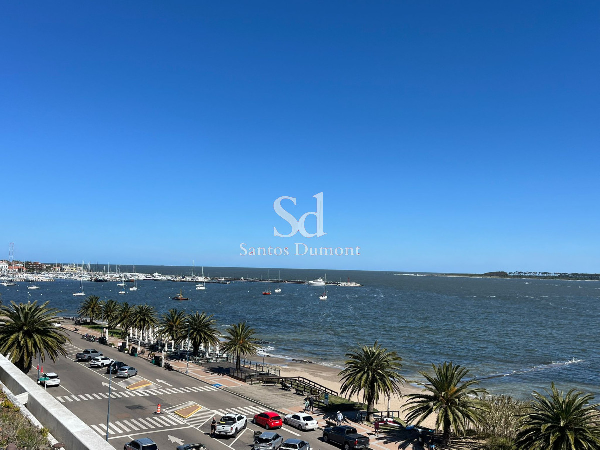 Hermoso depto. en la Península Frente al Mar.

Descubre este exclusivo apartamento en la codiciada zona de la Península, Punta del Este. Con una superficie total de 128 m², este espacio está diseñado para ofrecerte el equilibrio perfecto entre confort y estilo.
Al ingresar, te recibirán un luminoso living comedor y una cocina definida, ideales para disfrutar de momentos en familia o con amigos. La unidad cuenta con 3 dormitorios y 2 baños completos, incluyendo una suite principal, garantizando privacidad y comodidad para todos. Toilette y otro baño completo que comparten los 2 dormitorios restantes.
Tiene una espectacular terraza privada con parrillero y unas impresionantes vistas del Puerto y Punta del Este.
Dependencia de servicio con baño.

Cuenta con servicio de mucamas. 

Ubicado en una de las áreas más emblemáticas de Punta del Este, tendrás acceso a playas, restaurantes y tiendas.

Consulta con nuestros asesores.