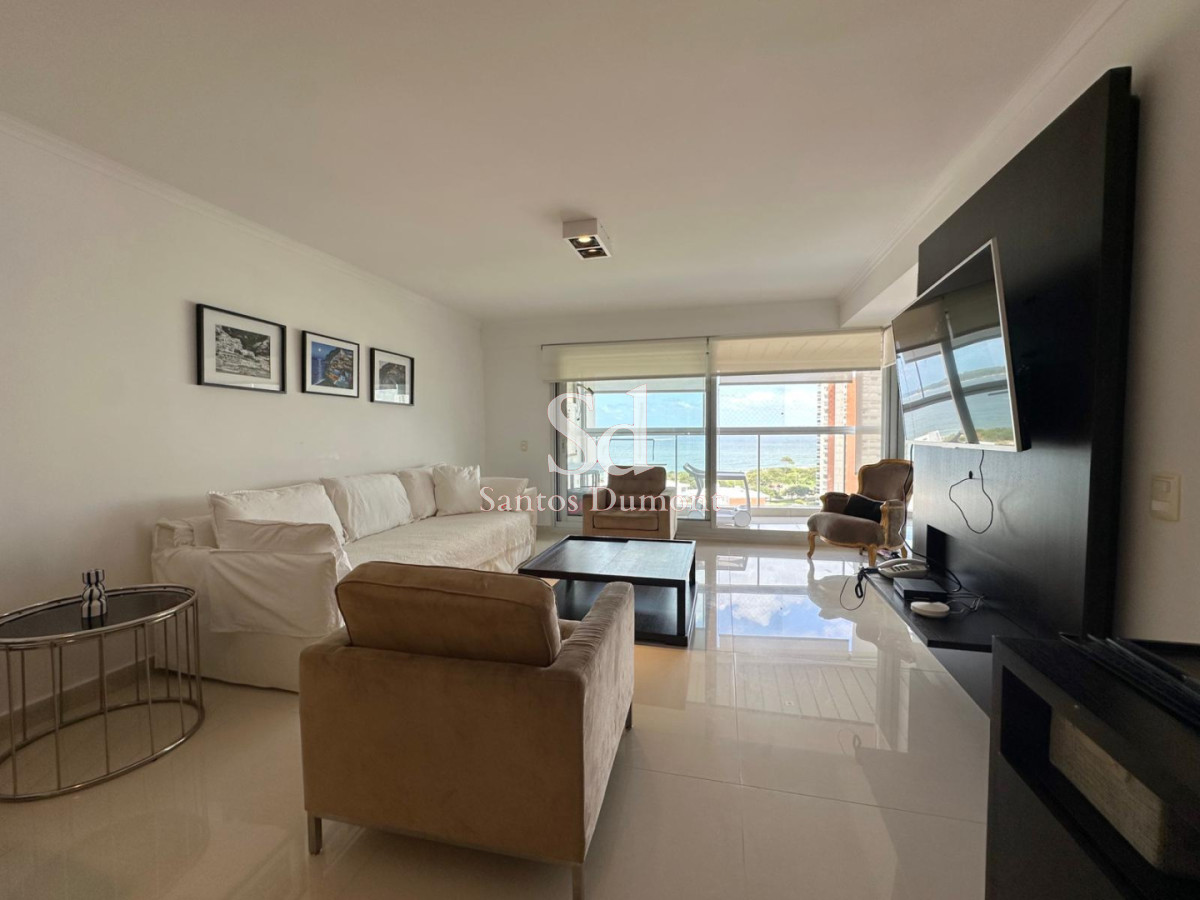  Tu Refugio Frente al Mar en Punta del Este

Descubre la excelencia de vivir a solo 50 metros del mar en este exclusivo apartamento en Mansa, Punta del Este. Con una ubicación privilegiada y vistas espectaculares, esta unidad de 3 dormitorios y 4 baños, incluyendo 2 suites, ofrece el equilibrio perfecto entre confort y elegancia.

**Características destacadas:**
- **Superficie Propia:** 159 m²
- **Cocina Definida:** Espacio ideal para tus momentos culinarios.
- **Amplios Ambientes:** Living, comedor y living-comedor para disfrutar en familia.

**Amenities de primer nivel:**
Disfruta de un estilo de vida inigualable con acceso a:
- Sauna y jacuzzi para relajarte.
- Piscinas (abierta y climatizada) para disfrutar todo el año.
- Cancha multideportiva y de tennis para los amantes del deporte.
- Salón de usos múltiples, microcine y sala de juegos para el entretenimiento.
- Gimnasio, sala de computadoras y Wi-Fi para mantenerte conectado.
- Servicios de mucama, playa y mantenimiento para una vida sin preocupaciones.

Este apartamento no solo es un hogar, es un estilo de vida. Ideal para familias, parejas o como inversión. 

**Consulte con nuestros asesores y haga de este sueño su realidad.**
