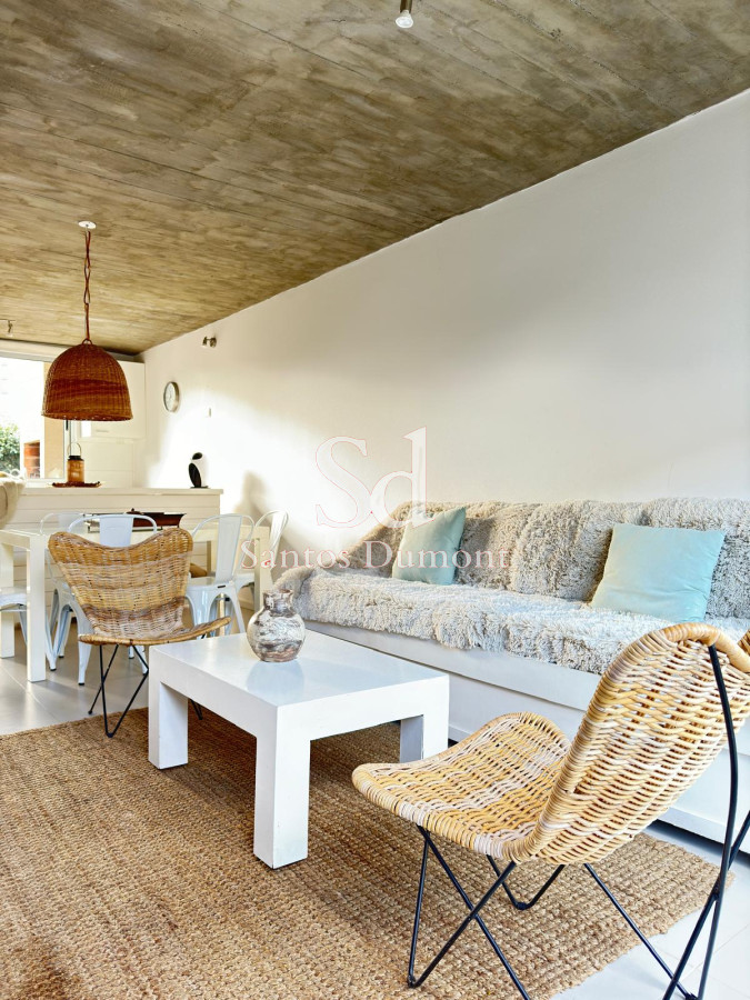 Hermoso departamento en complejo Las Vertientes.

2 dormitorios, principal en suite.
2 baños.
Living-comedor con cocina integrada.
Patio con parrillero.
Garaje.
Gastos comunes bajos.

Consulte con nuestros asesores.