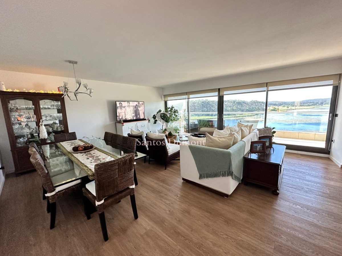 Excelente unidad con increíbles vistas a La Laguna y al Mar.

3 dormitorios, 3 baños.
En planta baja dormitorio principal en suite + dormitorio con baño completo.
Hermoso living-comedor. Cocina definida bien equipada.

En planta alta, por escalera interna o independiente se accede a excelente loft con parrillero, playroom, baño completo y doble terraza con vistas.

130mts2 de apartamento + 83mts2 aprox. de loft con terrazas.

Servicio de mucamas, servicio de playa, piscina.

Por mas información, consulte con nuestros asesores.
