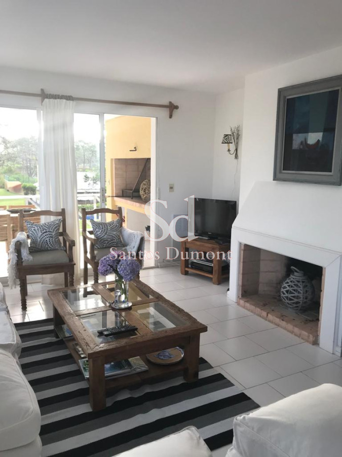 Lindo apartamento en La Brava.
3 dormitorios y dependencia que se puede utilizar como 4 dormitorio. 3 baños. Toilette.
Hermoso living-comedor con estufa y salida a la terraza con parrillero de uso exclusivo. Cocina completa.
Dos cocheras.

El edificio cuenta con piscina, parrilleros, seguridad 24hs, SUM y servicio de limpieza diario.

Consulte con nuestros asesores.