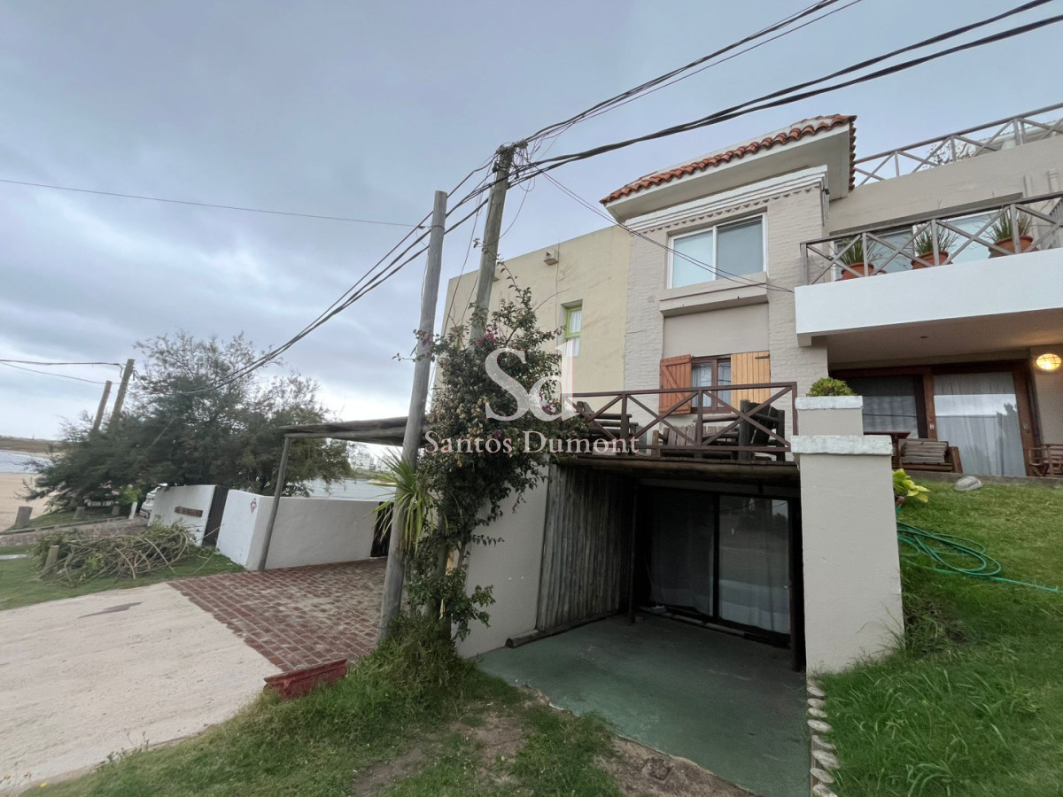 Hermoso dúplex a metros del mar.

En la planta alta 3 dormitorios (principal en suite) y 2 baños completos. Cómodo estar con T.v.
En la planta baja, hermoso living-comedor con cocina integrada con parrillero. 1 baño completo y 1 dormitorio.

Metraje 100 mts2 + terraza exterior. Aprox. 110mts2 totales.

Consulte con nuestros asesores.


