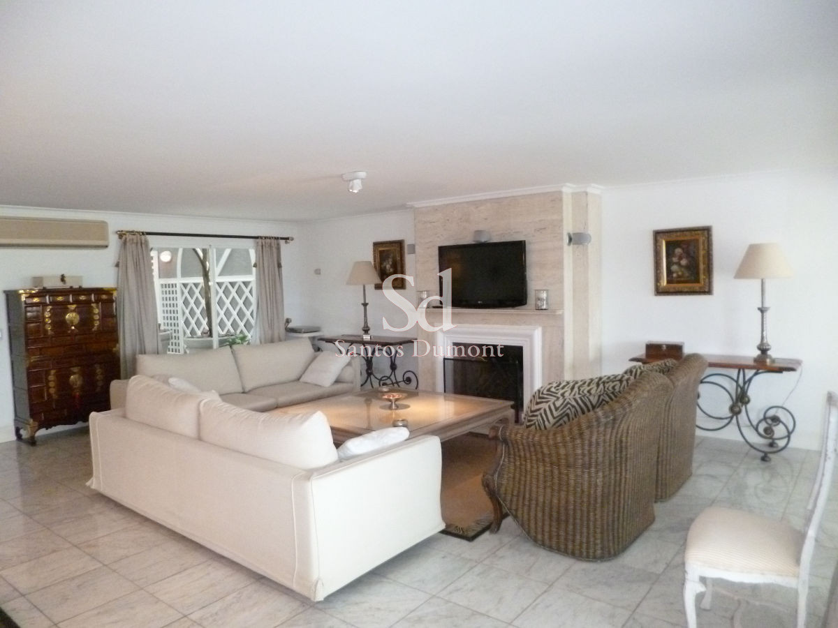  Tu Refugio en la Península: Elegancia y Comodidad en Punta del Este

Descubre este exclusivo apartamento de 4 dormitorios en el corazón de la Península, donde el confort se encuentra con la sofisticación. Con una superficie total de 223 m², esta unidad es ideal para quienes buscan un hogar espacioso y funcional, ya sea para disfrutar de unas vacaciones inolvidables o para establecerse en uno de los destinos más emblemáticos de la costa uruguaya.

**Características destacadas:**

- **Dormitorios:** 4 amplios dormitorios, incluyendo 2 suites, perfectos para brindar privacidad y descanso.
- **Baños:** 3 baños completos, diseñados con elegancia y funcionalidad.
- **Espacios Comunes:** Disfruta de un luminoso living, un acogedor comedor y una cocina equipada con electrodomésticos modernos, como microondas, lavarropas y freezer.

Este apartamento es más que un simple espacio; es un estilo de vida. Ubicado en una zona privilegiada, estarás a pasos de la playa, restaurantes y tiendas, todo lo que necesitas para disfrutar de la magia de Punta del Este.

**No dejes pasar esta oportunidad.** Consulta con nuestros asesores y comienza a imaginar tu nueva vida en la Península. ¡Te esperamos!