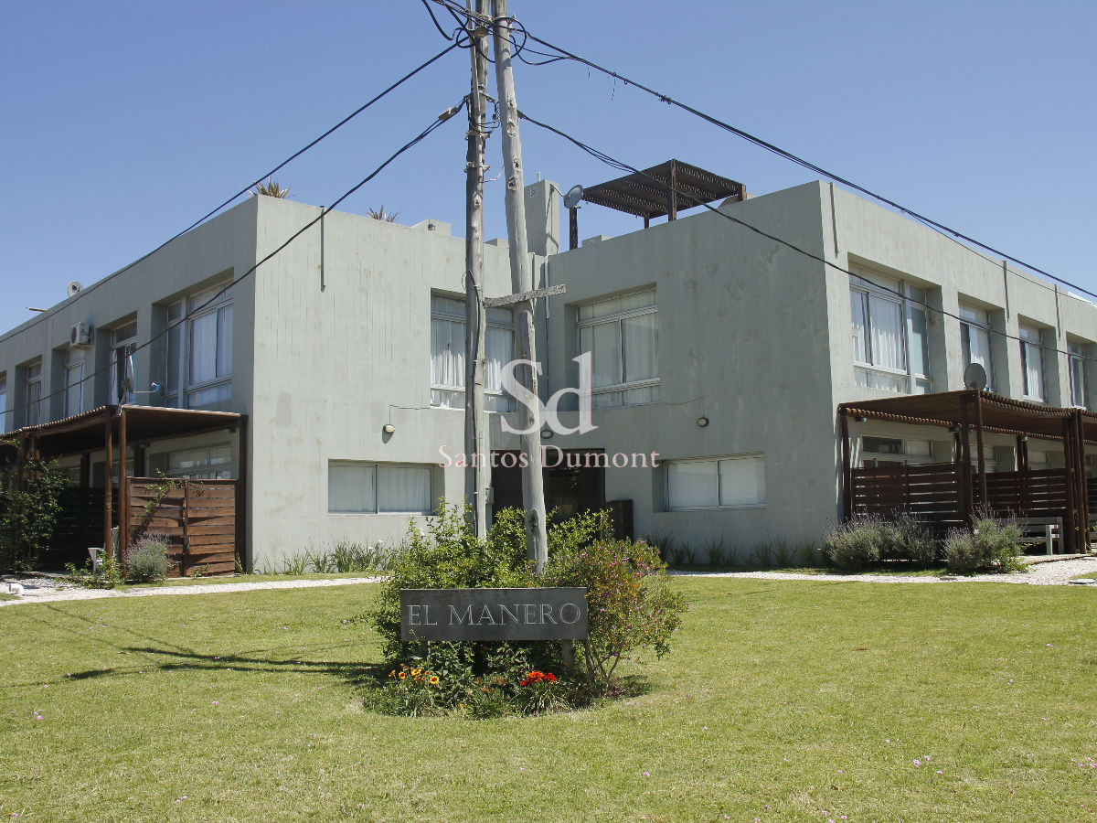 Departamento en complejo ubicado en Manantiales, a pocas cuadras de la playa. Cuenta con piscina, lavadero y estacionamiento.

Living comedor amplio y luminoso, cocina, patio individual.

2 dormitorios, 1 de ellos en suite con aire acondicionado, 1 baño.

Consulte con nuestros asesores.