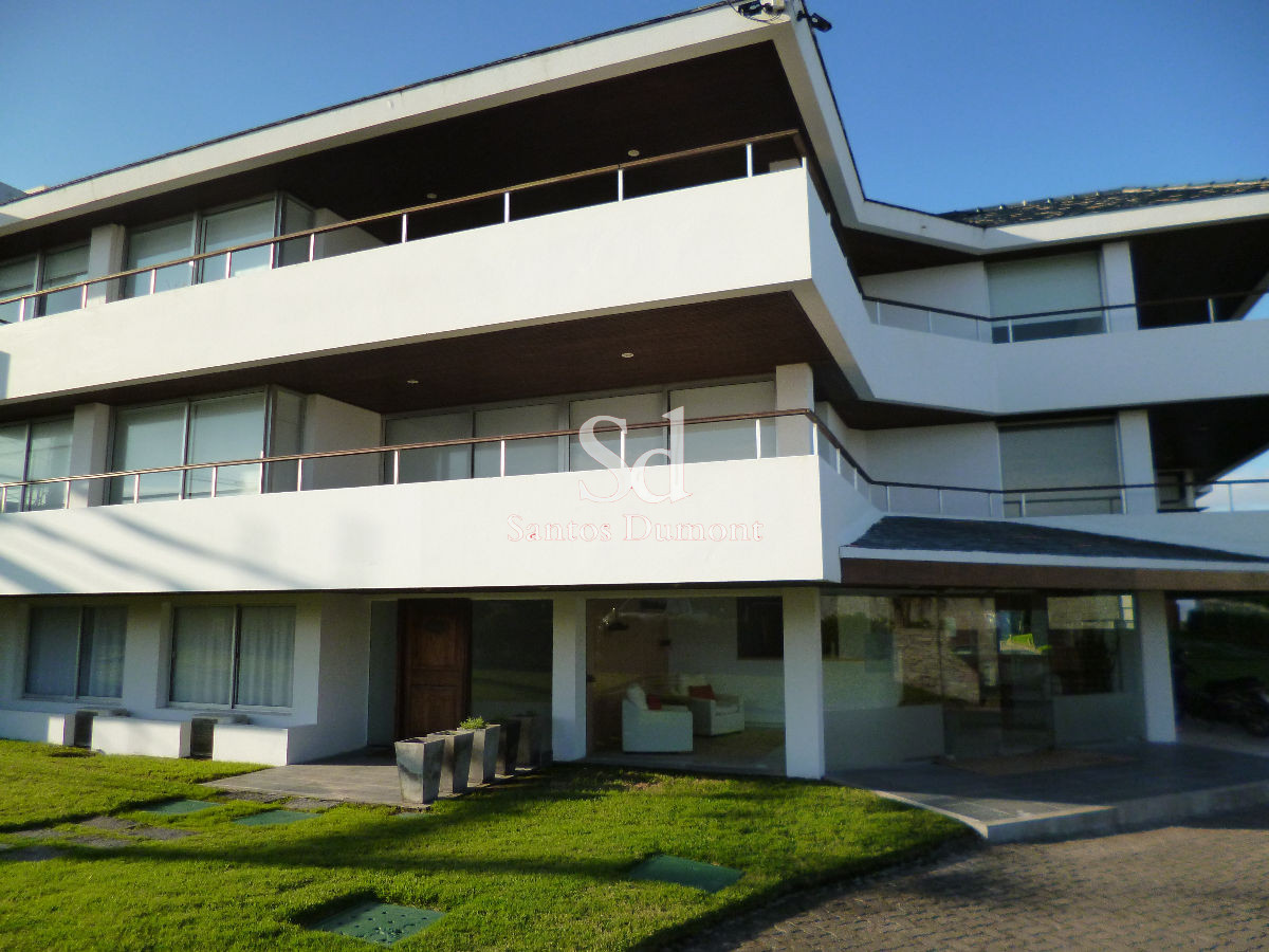 Departamento en la Barra, próximo al mar, excelente ubicación.

Living - comedor y cocina integrada. Dormitorio principal en suite + 1 dormitorio con 2 camas de una plaza + 1 baño.
T.v. smart en todos los ambientes.

Cochera exterior
Servicio de mucama diario y recepción 24hs.
Servicio de playa en verano
Piscina abierta
Servicio de mantenimiento.

Por mas información, consulte con nuestros asesores.