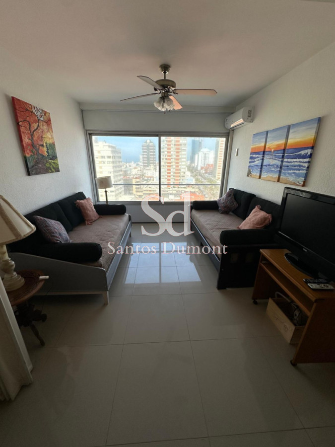  Vive el Encanto de la Península: Tu Refugio Frente al Mar

Descubre la oportunidad de vivir en uno de los destinos más emblemáticos de la costa uruguaya. Este acogedor apartamento de 1 dormitorio y medio, 1 baño, ubicado a solo 100 metros del mar, te ofrece la combinación perfecta de comodidad y estilo en el corazón de Punta del Este.

Con un diseño funcional que integra cocina, living y comedor, este espacio se convierte en el escenario ideal para disfrutar de momentos inolvidables. Equipado con todas las comodidades necesarias, cada rincón de tu nuevo hogar está pensado para tu bienestar.

Además, podrás disfrutar de una variedad de amenities que enriquecen tu experiencia: recepción, gimnasio, sala de lectura, Wi-Fi y servicio de mucamas, todo con la seguridad y tranquilidad que brinda un servicio de vigilancia y mantenimiento constante. Y para aquellos días de playa, contamos con servicio de playa para que tu única preocupación sea relajarte y disfrutar.

No dejes pasar la oportunidad de vivir en un lugar donde el mar y la naturaleza se encuentran a tu alcance. Consulta con nuestros asesores y da el primer paso hacia tu nuevo hogar en la Península. ¡Te esperamos!