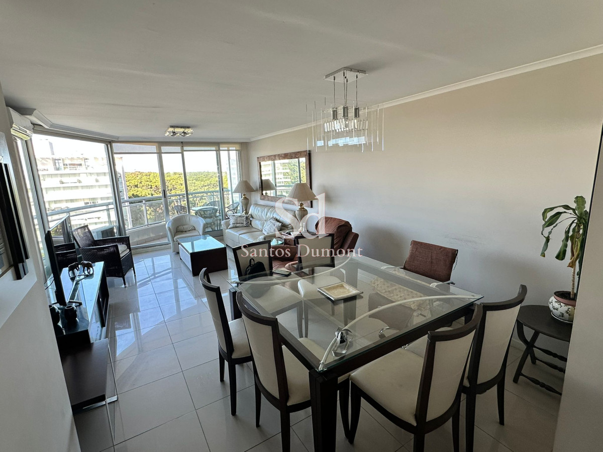 Hermoso apartamento en Ocean Drive, torre 1.

3 dormitorios en suite. Cocina definida. Lavadero.
Living-comedor con salida al balcón. Piso alto.

1 garaje + baulera.
Gastos comunes U$S 700 mensuales aprox.

Excelentes amenities en el edificio: 
Business Center
Cancha de tenis
Gimnasio
Home theater
Parrilleros de uso común
Piscina climatizada interior
Piscina exterior
Sala de adolescentes y niños
Sala de adultos
Work office

Por mas información, consulte con nuestros asesores.