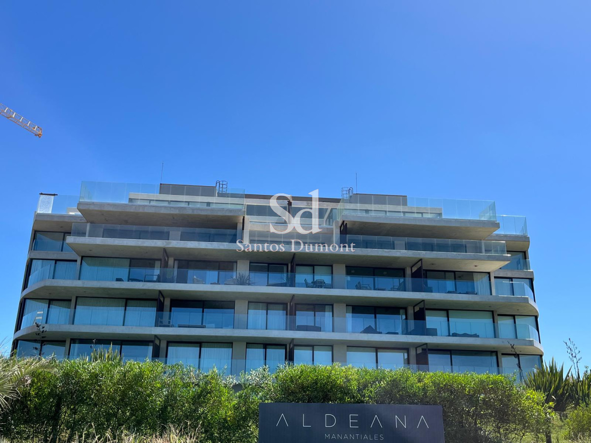 Excelente apartamento en Aldeana Torre A

Amplio living-comedor con salida al patio semi-cubierto con piscina privada y vista al Mar.
3 dormitorios en suite. Principal con vestidor y salida directa a la pileta privada. Toilette. Dependencia de servicio o bien 4to dormitorio en suite.
Cocina definida con salida a pequeño patio semi-cubierto con parrillero.

Amenities:
Piscina descubierta.
Piscina cubierta climatizada.
Solarium.
SPA.
Gym.
Sala de yoga.
Sala de masaje.
Sauna.
Vestuarios.
Sala de juegos para niños.
Playground-Mascotas.
Parrilla.
Cancha de tenis.
Estacionamiento de cortesía.
Servicio de playa.
Servicio de mucamas.

Por mas información, consulte con nuestros asesores..