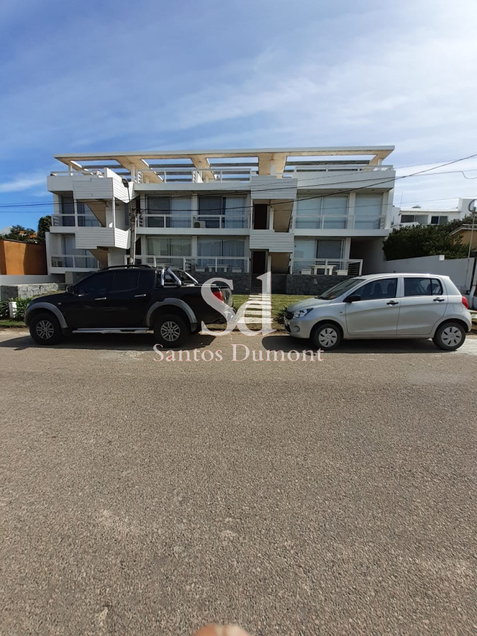Lindo y practico apartamento en Manantiales, cuenta con cocina, baño, living comedor y dos dormitorios.
Wifi y tv por cable, estacionamiento gratuito dentro del complejo.

Seguridad en el complejo 24hs

Posee 60 m2, más balcón de 5 m2 y patio de 32 m2 ; cochera y baulera 28 m2.

Un total de 128 m2 a escasos metros del mar.