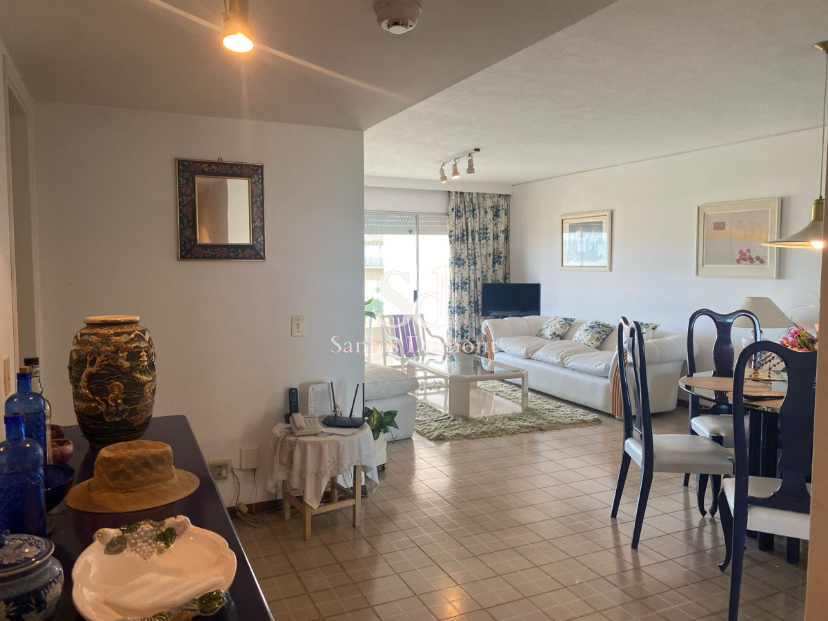 **Tu Refugio en la Brava: Elegancia y Comodidad en Punta del Este**

Descubre este encantador apartamento de 2 dormitorios y 2 baños, ubicado en la codiciada zona de Brava, Punta del Este. Con una superficie total de 85 m², esta unidad ofrece un diseño funcional y acogedor, ideal para disfrutar de la vida costera.

El apartamento cuenta con una suite principal que garantiza privacidad y confort, además de un luminoso living-comedor que se integra perfectamente con la cocina interna. Equipado con microondas, heladera con freezer y termotanque, cada rincón ha sido pensado para tu comodidad.

Entre los servicios destacados, podrás disfrutar de servicio de mucamas y servicio de playa, asegurando que cada día sea una experiencia placentera. Además, relájate en la piscina del edificio, un espacio perfecto para compartir momentos inolvidables con amigos y familiares.

No dejes pasar la oportunidad de vivir en uno de los destinos más exclusivos de la costa uruguaya. Consulta con nuestros asesores y comienza a imaginar tu nueva vida en Punta del Este. ¡Te esperamos!