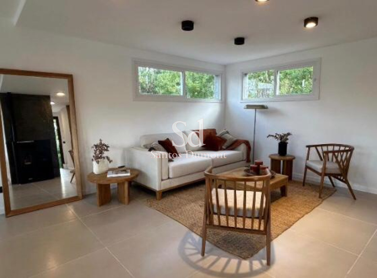 Tu Refugio en La Barra: Espacio, Comodidad y Estilo

Descubre este encantador apartamento en La Barra, un lugar donde la tranquilidad se encuentra con la modernidad. Esta unidad de 3 dormitorios (principal en suite) y 3 baños es ideal para quienes buscan un hogar acogedor y funcional, ya sea para disfrutar de unas vacaciones inolvidables o para establecerse permanentemente en uno de los destinos más deseados de la costa uruguaya.

La propiedad cuenta con una cocina completa, diseñada para inspirar a los amantes de la gastronomía, y un amplio living comedor que invita a compartir momentos memorables con familiares y amigos. Cada rincón de este apartamento ha sido pensado para ofrecer comodidad y estilo, creando un ambiente cálido y acogedor.

Ubicado en una zona privilegiada, estarás a pocos minutos de las playas más hermosas y de la vibrante vida social que caracteriza a La Barra. No dejes pasar la oportunidad de hacer de este apartamento tu nuevo hogar.

Total construido: 192 mts2
Cubiertos total: 124 mts2
Parrillero: 20 mts2
Terraza-pérgola: 20 mts2
Balcón: 10 mts2
Deck: 24 mts2

FOTOS DEL SHOWROOM.
Para más información y consultas, no dudes en contactar a nuestros asesores. 