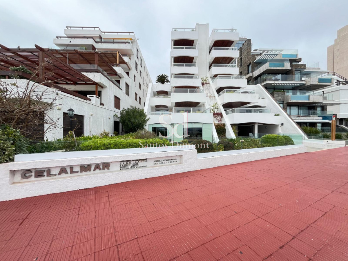 Ubicado en la exclusiva zona de la Península de Punta del Este, en el reconocido edificio Celalmar, este espectacular apartamento combina amplitud, comodidad y una ubicación privilegiada, a pasos de la rambla y casi frente a la clásica glorieta.

Con 211 m² totales y una magnífica terraza de 38 m² con parrillero propio, la propiedad ofrece una hermosa vista hacia la rambla y el mar, ideal para disfrutar todo el año.

El apartamento cuenta con un amplio y luminoso living comedor con salida directa a la terraza, generando un espacio perfecto para reuniones y momentos de relax. La cocina es definida y funcional, con excelente distribución.

Dispone de 4 dormitorios en suite, brindando privacidad y confort para toda la familia o invitados, además de toilette social. También posee un cómodo patio interno que aporta luz natural y ventilación a los ambientes.

Una propiedad única en una de las ubicaciones más buscadas de Punta del Este, ideal tanto para vivir como para disfrutar de vacaciones con el máximo confort.
Consulte con nuestros asesores por mas información y agendar su visita!