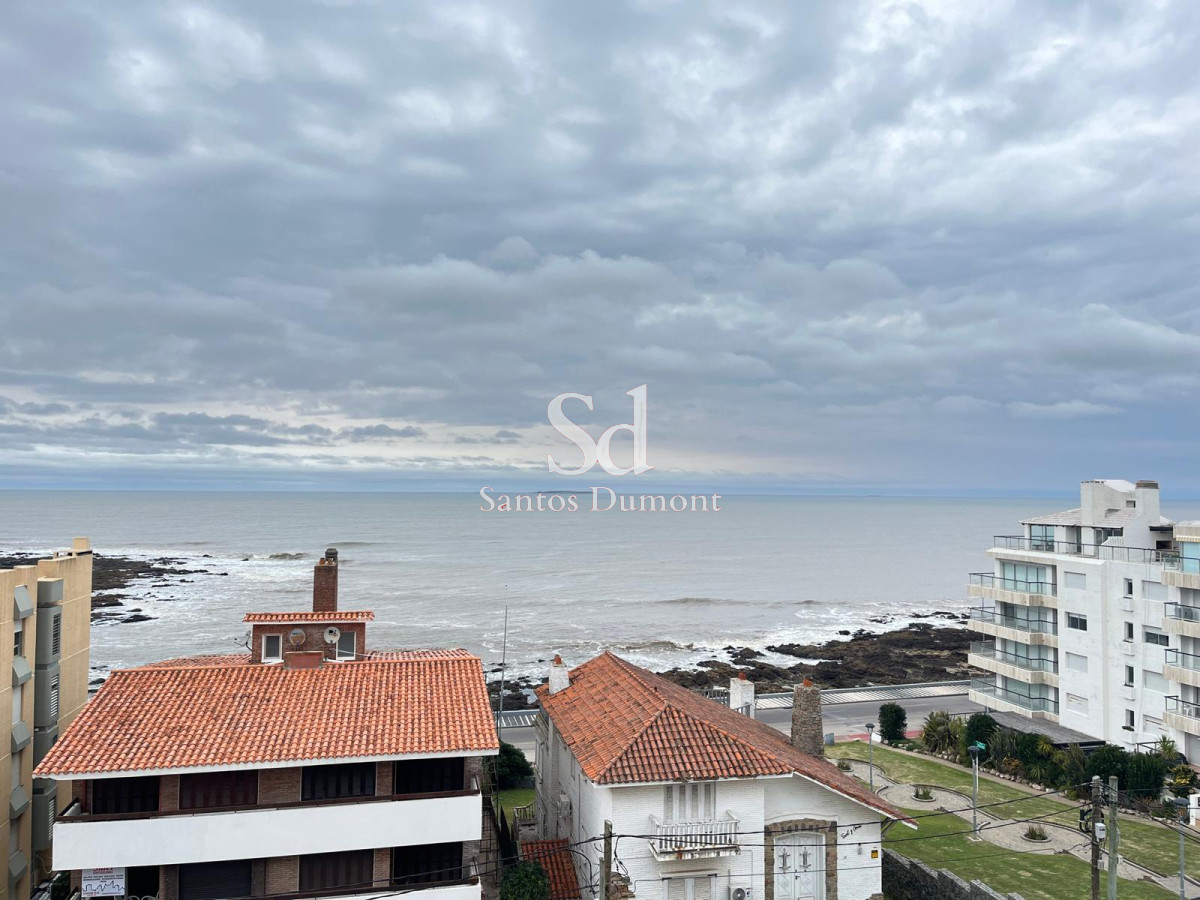 Hermoso Apartamento a Pasos del Mar.

Descubre la oportunidad de vivir en uno de los destinos más exclusivos de la costa uruguaya. Este encantador apartamento en la Península de Punta del Este te ofrece la combinación perfecta de confort y ubicación, a solo 100 metros del mar.

Con una distribución ideal, la unidad cuenta con 3 dormitorios y 3 baños, incluyendo una suite principal, lo que la convierte en el hogar perfecto para familias o grupos de amigos. Con capacidad para 6 personas y 5 camas, cada rincón está diseñado para brindar comodidad y descanso.

La cocina definida se integra a un luminoso living comedor, creando un ambiente acogedor para compartir momentos inolvidables. Además, podrás disfrutar de una refrescante piscina, ideal para esos días de verano en los que el sol brilla con fuerza.
Parrillero con hermosa vista.
Los gastos comunes son de USD 600, lo que asegura el mantenimiento de las áreas comunes y servicios del edificio. 

Consulta con nuestros asesores.